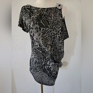 Pretty top grey animal print top